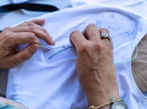 Artesã a bordar manualmente uma peça do Bordado da Lixa – tradição artesanal da cidade da Lixa