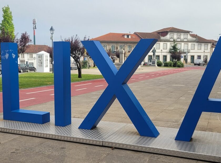 Letreiro Lixa na Praça da Cidade – Junta de Freguesia Vila Cova da Lixa e Borba de Godim, proximidade e serviço à comunidade