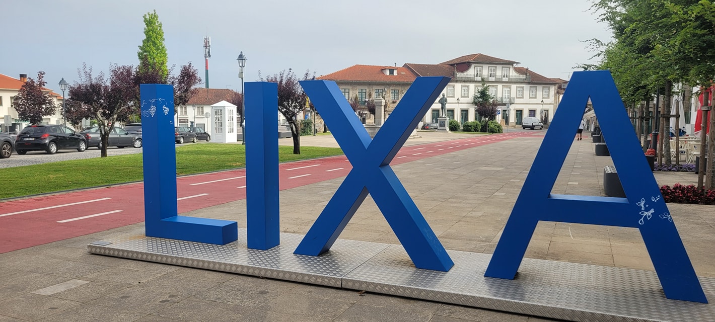 Letreiro Lixa na Praça da Cidade – Junta de Freguesia Vila Cova da Lixa e Borba de Godim, proximidade e serviço à comunidade
