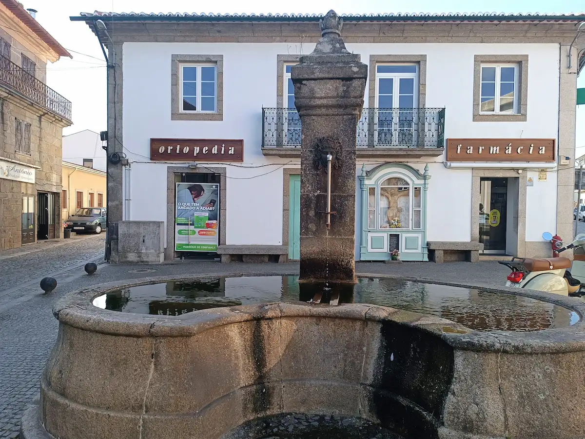 Freguesias da Lixa - Fontes históricas da Lixa: conheça dois marcos do património local 3 Vista aproximada da fonte da Praça Dr. António Inácio Coimbra, na Lixa, com água no tanque curvo em granito, reentrância frontal e coluna central com bica.
