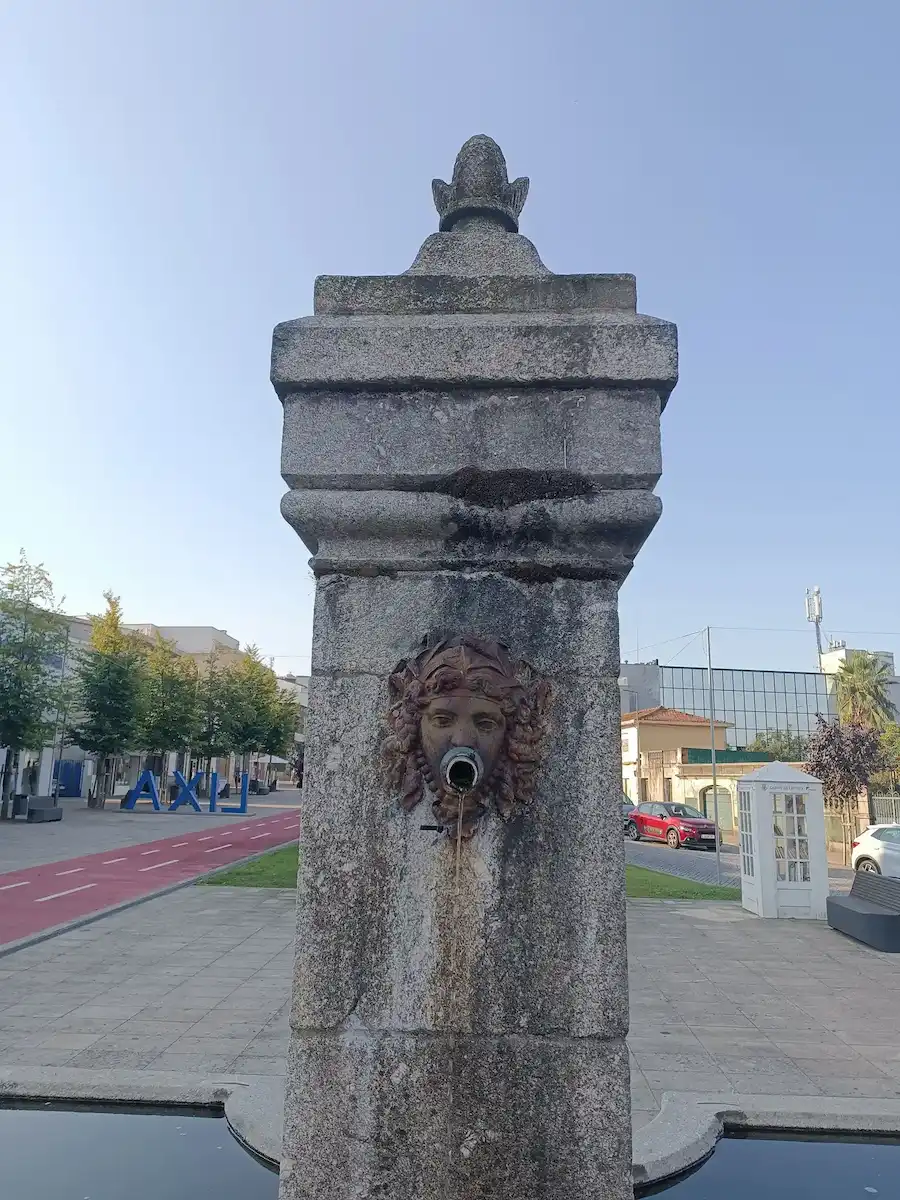 Freguesias da Lixa - Fontes históricas da Lixa: conheça dois marcos do património local 1 Pormenor da fonte da Praça das Uvas, na Lixa, com bica decorada por um rosto, coluna em granito e remate em forma de pinha.