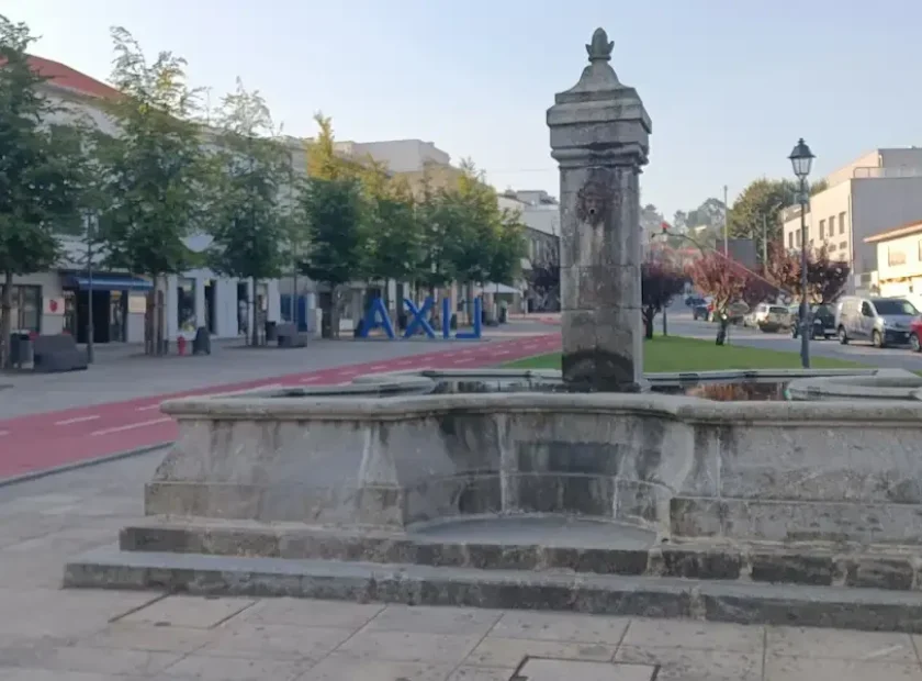 Fonte da Praça das Uvas, uma das fontes históricas da Lixa, com tanque retangular em granito e coluna central.