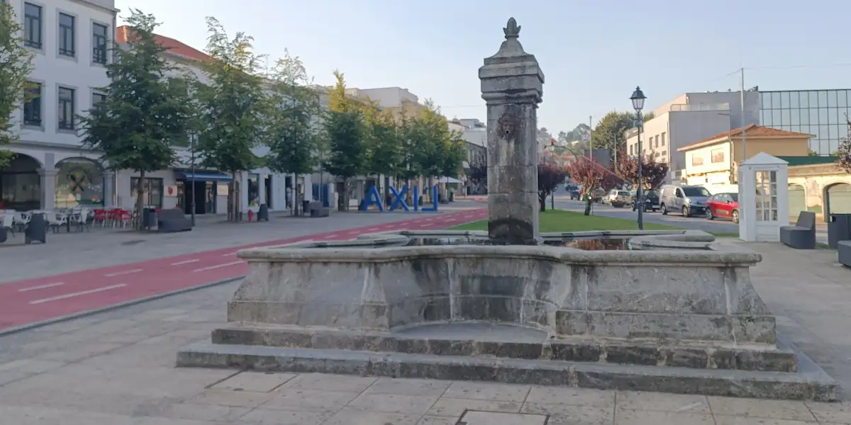 Fonte da Praça das Uvas, uma das fontes históricas da Lixa, com tanque retangular em granito e coluna central.